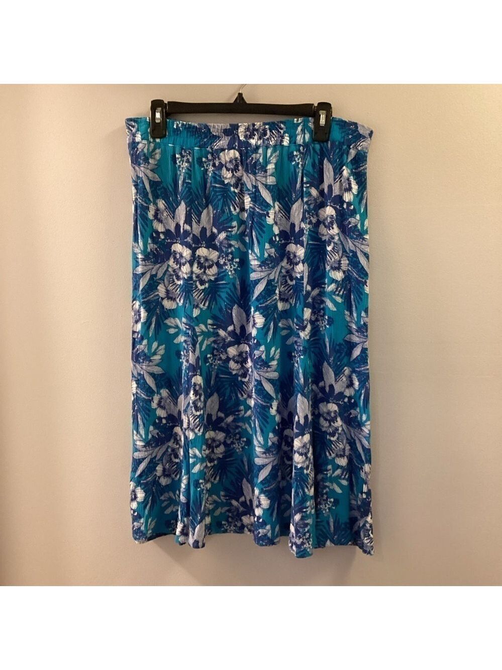 Laura Scott pull on skirt Woman’s size Large crinkly material floral